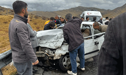 Bitlis'te otomobiller çarpıştı: 5 yaralı