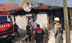 Denizli'de alevlerin sardığı ev kullanılamaz hale geldi