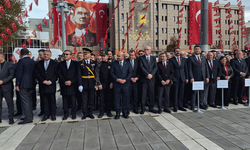 Eskişehir'de 29 Ekim Cumhuriyet Bayramı çelenk sunma töreniyle başladı