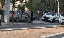 Eskişehir'de alkollü sürücü refüjü aşıp bahçe duvarına daldı