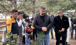 Eskişehir'de görev şehidi sağlık çalışanı kabri başında anıldı