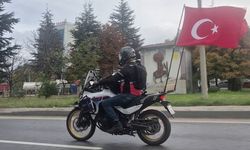 Eskişehir'de motosikletinin arkasına astığı Türk bayraklarıyla çevre yolunda ilerledi