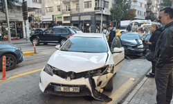 Eskişehir'de tramvay seferlerini aksatan kaza: İki otomobil kafa kafaya çarpıştı
