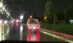 Eskişehir'de yağışlı havada tehlikeye aldırış etmeden yolculuk yaptılar