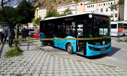 Gümüşhane'de otomobil durakta bekleyen otobüse çarptı: 2 yaralı