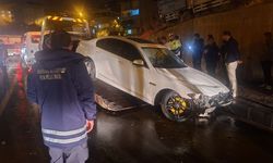 Hakkari’de otomobil tabelaya çarptı: 1 yaralı