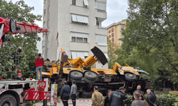 İstanbul Kadıköy'de devrilen vinç 11 katlı binanın girişine çarptı