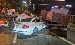 İstanbul'da makas atan alkollü sürücü kamyonun altına girdi: 3 yaralı