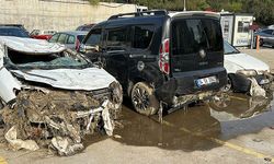 İstanbul'da selde hasar gören araçlar çekicilerle sanayiye taşınıyor