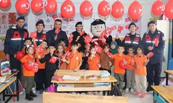 Jandarmadan ilkokula 29 Ekim sürprizi: Miniklerle sınıflar süslendi