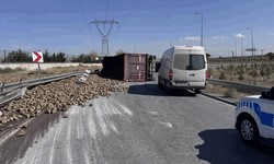 Kayseri'de virajı alamayan tır devrildi