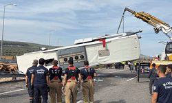 Manisa'daki feci kazada araçlar çekiciyle kaldırılıyor