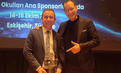 Osman öğretmene Lider Eğitim Gönüllüsü ödülü