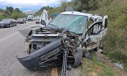 Samsun'da otomobil ile hafif ticari araç kafa kafaya çarpıştı: 2 yaralı