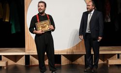 Sui Generis Tiyatro'nun 'Cambazın Cenazesi' oyunu İstanbul'da ayakta alkışlandı