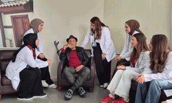 Üniversite öğrencilerinden huzurevinde kalan yaşlılara özel etkinlik