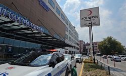 Zonguldak'ta kiremit onarımı sırasında yük asansörü 3. kattan düştü: 1'i ağır 3 yaralı