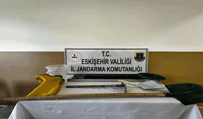Eskişehir'de kaçak kazı yapan şüpheliye jandarmadan suçüstü
