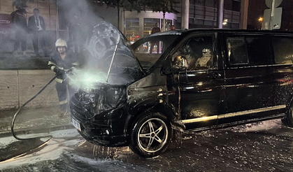 Eskişehir’de minibüs alev alev yandı, trafik durdu