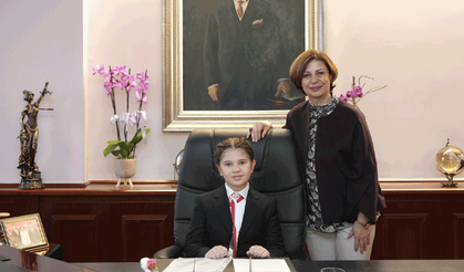 Başkan Ayşe Ünlüce koltuğunu minik Ece’ye devretti