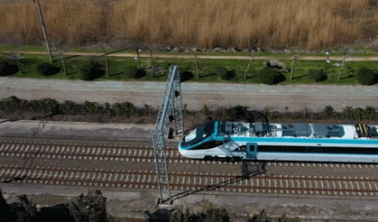 Bakan Uraloğlu: "Milli Elektrikli Hızlı Tren'imiz saatte 240 kilometre hıza ulaştı