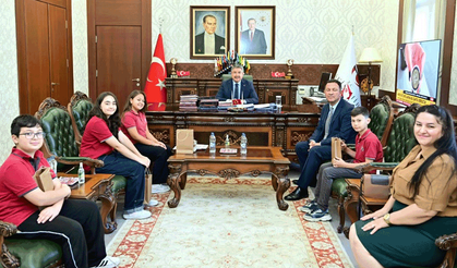 Murat Atılgan Ortaokulu öğrencileri hazırladıkları gazeteyi Vali Yılmaz’a sundu
