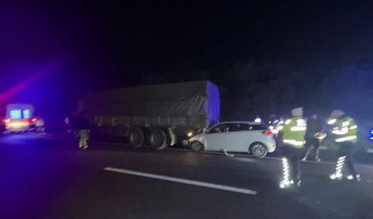 Eskişehir yolunda kamyonla otomobil çarpıştı: 1 ölü, 2 yaralı
