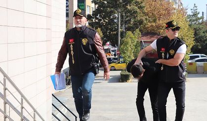 Eskişehir’de zorla tespih satıp para alan şüpheli adliyeye sevk edildi