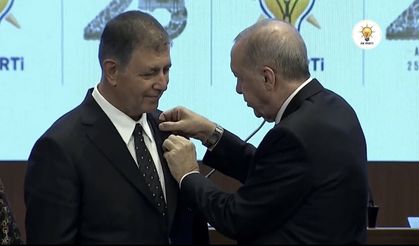 İzmir Büyükşehir Belediye Başkanı Tugay AK Parti'ye katıldı: Rozetini Erdoğan taktı