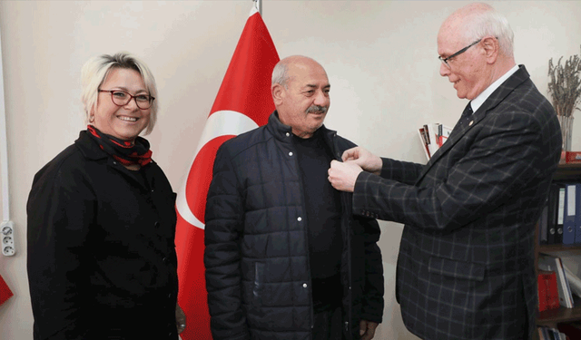 Eskişehir’de İYİ Parti’den CHP’ye geçti! Rozeti Kazım Kurt taktı