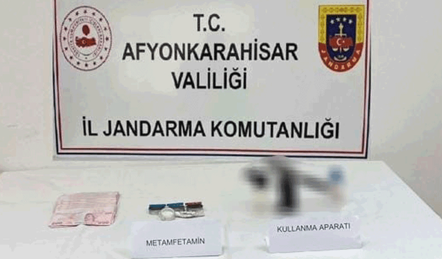 Afyon'da uyuşturucuyu satamadan yakalandılar