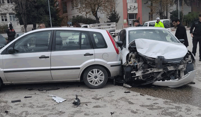 Bilecik'te kavşakta trafik kazası: Üç yaralı