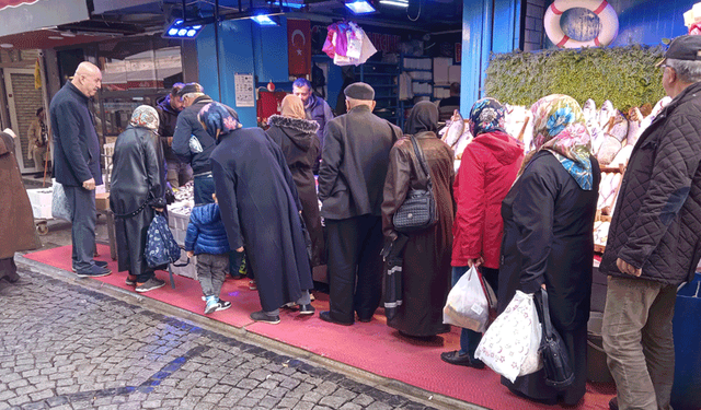 Eskişehir'de indirimi gören koştu: Metrelerce kuyruk oluştu