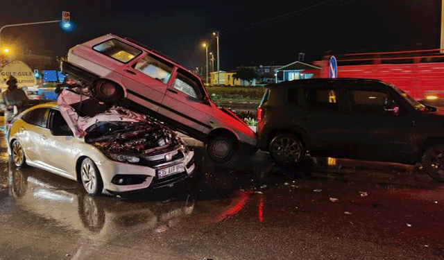İzmir'de zincirleme kaza: Arabalar üst üste çıktı