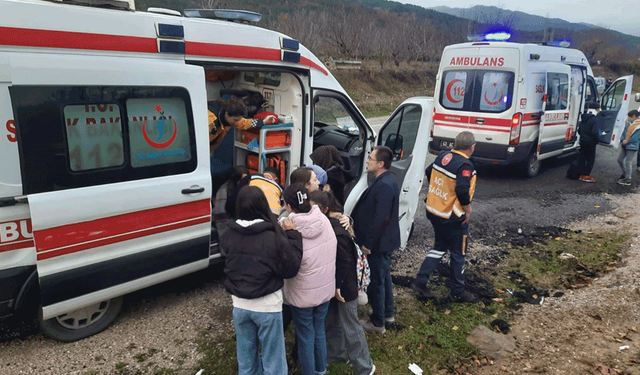 Kütahya'da okul servisi toprak yığınına çarptı: 14 öğrenci yaralı