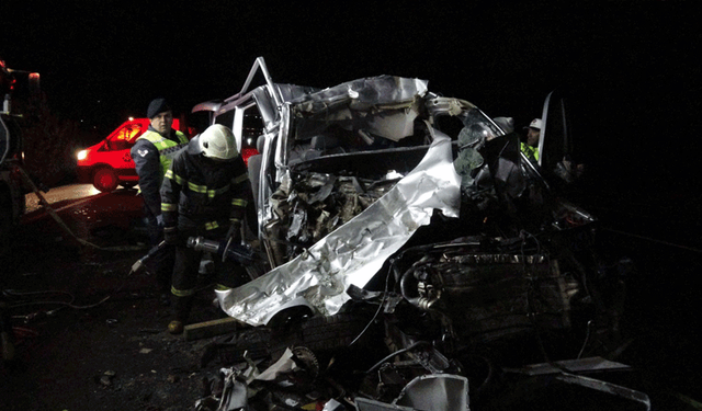 Tokat'ta minibüs kamyona çarptı: Beş ölü