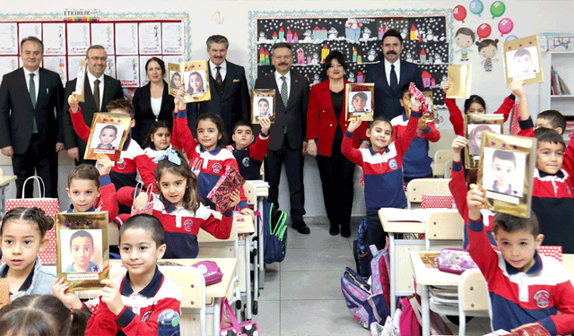 Eskişehir Valisi Aksoy öğrencilerin heyecanını paylaştı