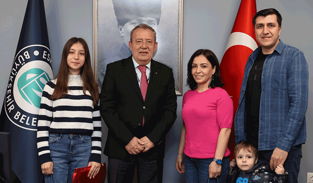 Türkiye birincisi Eskişehirli öğrenciye hediyeler verildi