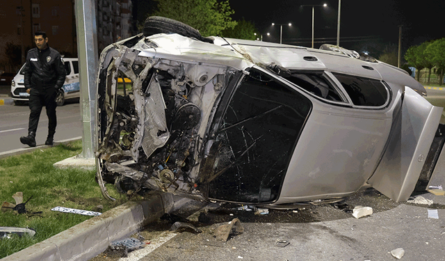 Aksaray'da feci kaza: Otomobil hurdaya döndü!