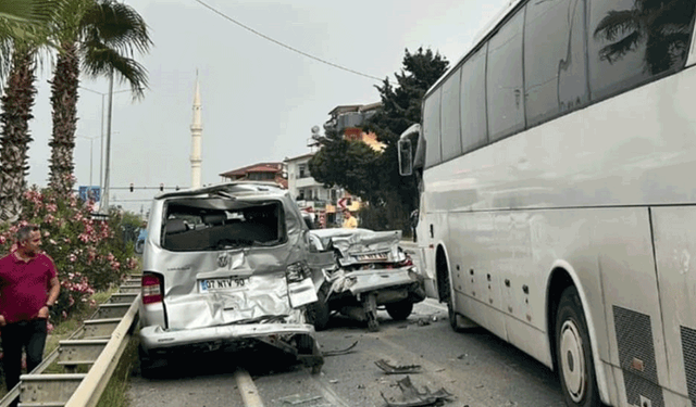Antalya'da zincirleme kaza: Dört araç birbirine girdi