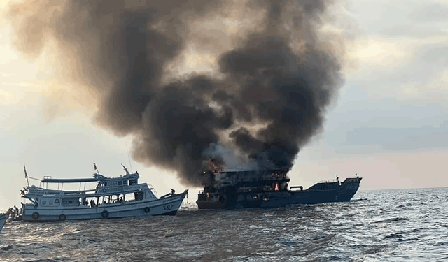 Tayland'da denizin ortasında can pazarı: Son anda kurtarıldılar