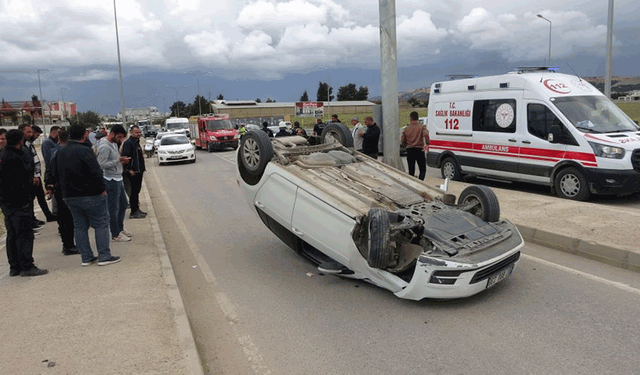 Adıyaman’da kaza: Otomobil refüje çarparak takla attı