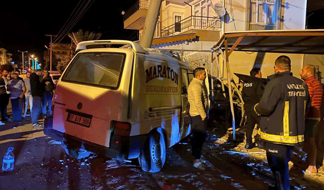 Antalya'da kontrolden çıkan kamyon direğe çarparak durabildi