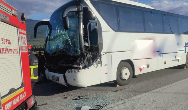 Bursa'da faciadan dönüldü: Yolcu otobüsü  tıra arkadan çarptı