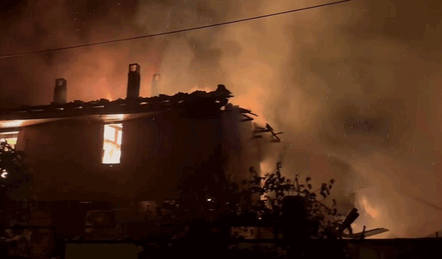 Bursa'da yangın: Üç ev kül oldu