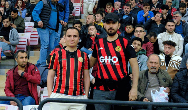 Eskişehirspor taraftarı Anadolu Üniversitesispor’u yalnız bırakmadı