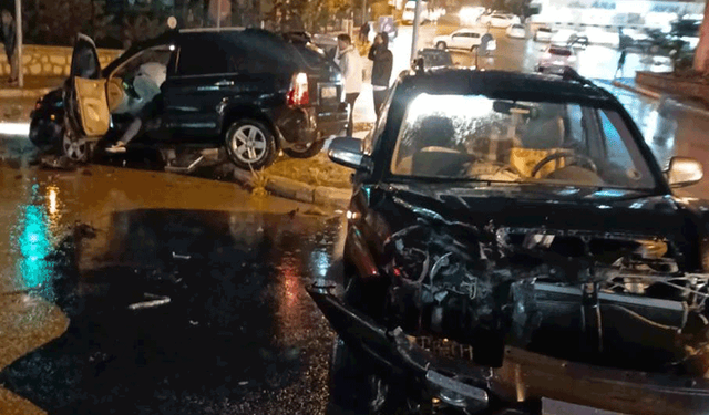 Konya'da yağışlı hava hayatı olumsuz etkiledi: 2 trafik kazası