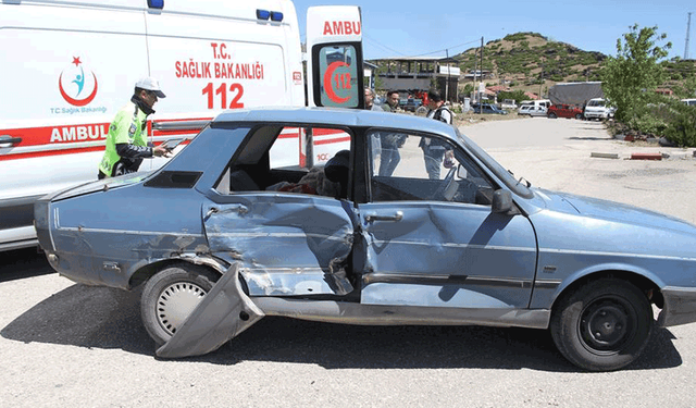 Manisa'da iki araç birbirine girdi:  2’si çocuk 3 yaralı