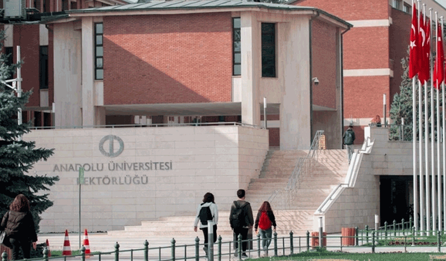 Anadolu Üniversitesi 12 alanda Türkiye’de zirveye tırmanıyor