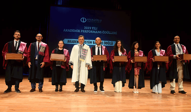 Anadolu Üniversitesi’nden akademik başarıya ödül yağmuru